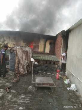 फैक्टरी में लगी आग को बुझाने का प्रयास करते दमकलकर्मी। सोशल मीडिया फैक्टरी में लगी आग को बुझाने का प्रयास करते दमकलकर्मी। सोशल मीडिया