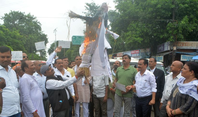 फोटाे-42- रंगोली प्रतियोगिता की प्रतिभागियों के साथ महाविद्यालय के प्राचार्य व शिक्षक। स्रोत: फोटाे-42- रंगोली प्रतियोगिता की प्रतिभागियों के साथ महाविद्यालय के प्राचार्य व शिक्षक। स्रोत: