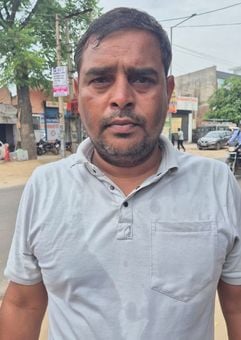 फोटो संख्या:61- कनीना- महेंद्रगढ़ मार्ग पर जर्जर नहर के पुलिये  पर  से गुजरते वाहन--संवाद