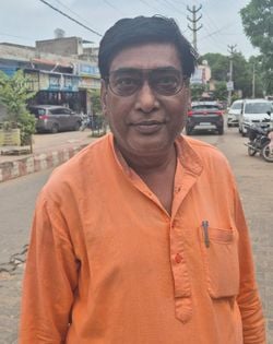 फोटो संख्या:61- कनीना- महेंद्रगढ़ मार्ग पर जर्जर नहर के पुलिये  पर  से गुजरते वाहन--संवाद