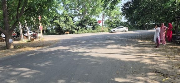 फोटो संख्या:69- गांव धनौंदा में मृतक के घर के बाहर बैठे परिजन व ग्रामीण--संवाद