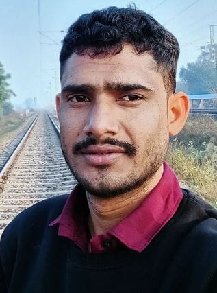 फोटो संख्या:69- गांव धनौंदा में मृतक के घर के बाहर बैठे परिजन व ग्रामीण--संवाद