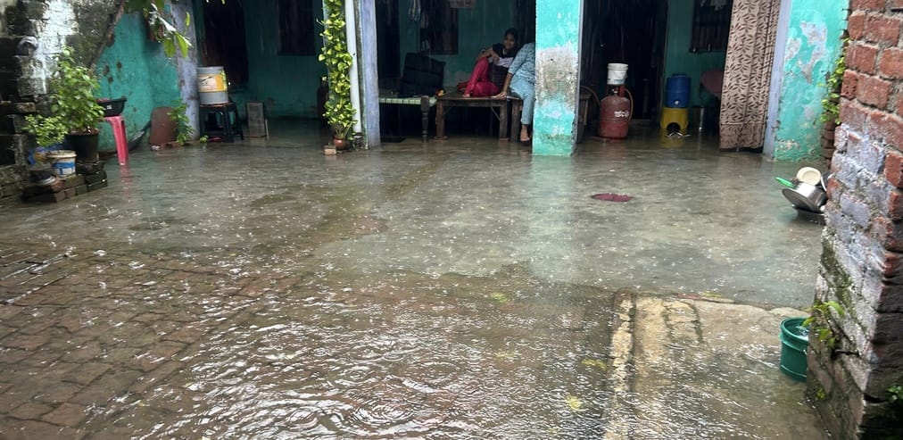 गल्ला मंडी में हुआ जलभराव, दुकानों में भरा पानी। संवाद