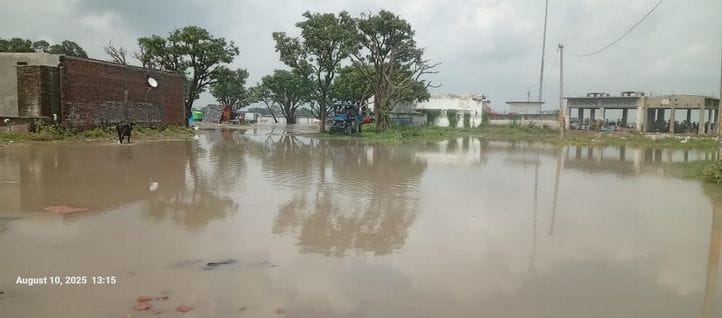 गांव प्रेमी नगला में बाढ़ का पानी। संवाद