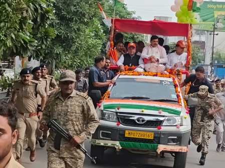 ग्वालियर में तिरंगा यात्रा में शामिल हुए सीएम ग्वालियर में तिरंगा यात्रा में शामिल हुए सीएम