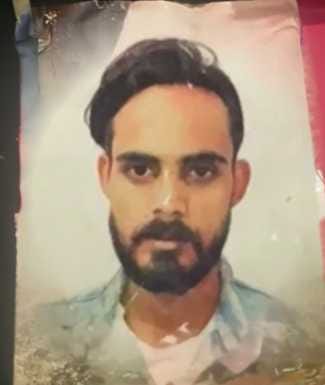 घटना के बाद मौके पर पहुंची पुलिस और मौजूद लोग। संवाद