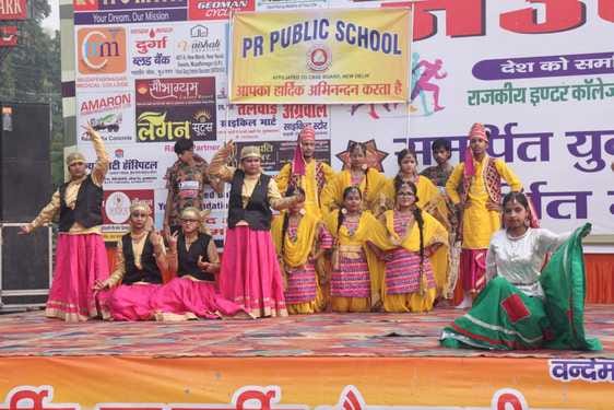 जज्बा दौड़ में लक्की दौड़ प्रतियोगिता के लक्की ड्रा विजेता को पुरस्कृत करते हुए समिति के पदाधिक