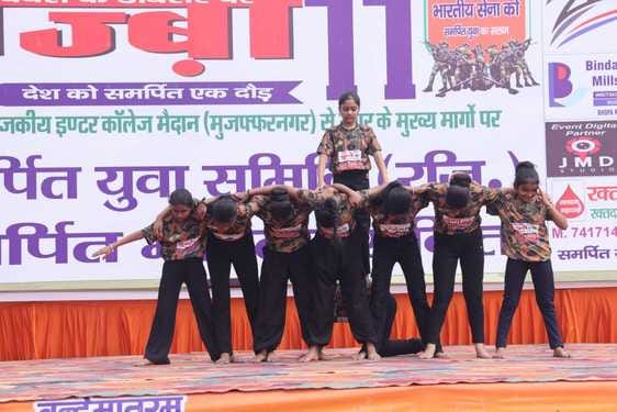 जज्बा दौड़ में लक्की दौड़ प्रतियोगिता के लक्की ड्रा विजेता को पुरस्कृत करते हुए समिति के पदाधिक
