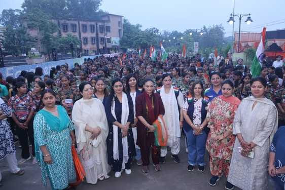 जज्बा दौड़ में लक्की दौड़ प्रतियोगिता के लक्की ड्रा विजेता को पुरस्कृत करते हुए समिति के पदाधिक