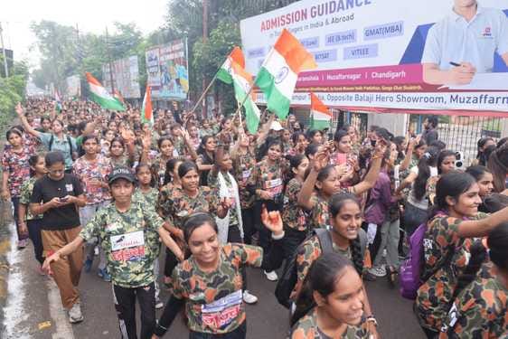 जज्बा दौड़ में लक्की दौड़ प्रतियोगिता के लक्की ड्रा विजेता को पुरस्कृत करते हुए समिति के पदाधिक