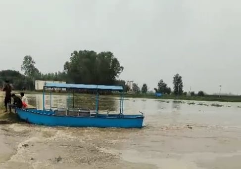 जलालाबाद-शमशाबाद स्टेट हाईवे पर गंगा की बाढ़ का निरीक्षण करते एडीएम अरविंद कुमार। स्रोत : प्रशा जलालाबाद-शमशाबाद स्टेट हाईवे पर गंगा की बाढ़ का निरीक्षण करते एडीएम अरविंद कुमार। स्रोत : प्रशा