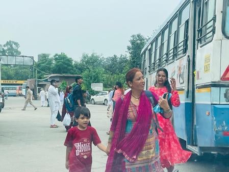 कुरुक्षेत्र। रक्षाबंधन के बाद घरों के लिए बस पकड़ने के लिए जाते यात्री। संवाद कुरुक्षेत्र। रक्षाबंधन के बाद घरों के लिए बस पकड़ने के लिए जाते यात्री। संवाद