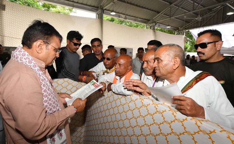 मुख्यमंत्री भजन लाल शर्मा अपने आवास पर जनसुनवाई करते हुए