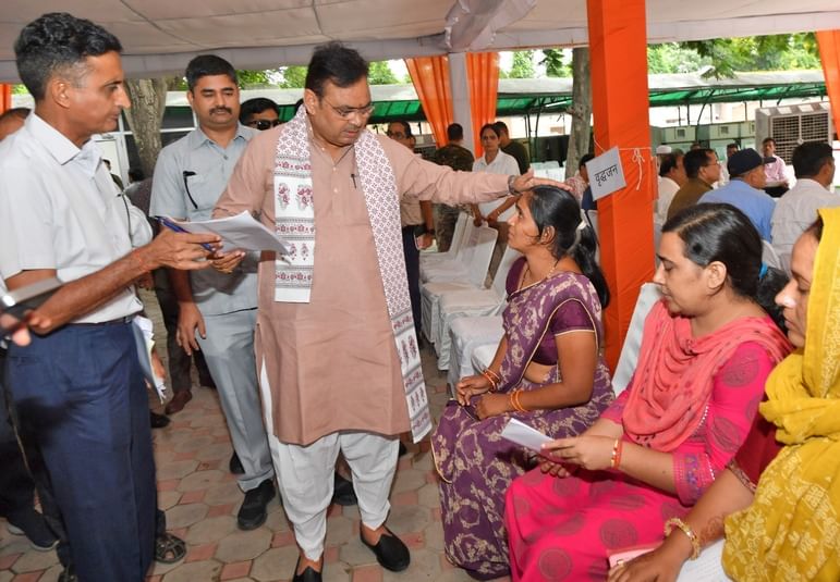 मुख्यमंत्री भजन लाल शर्मा अपने आवास पर जनसुनवाई करते हुए