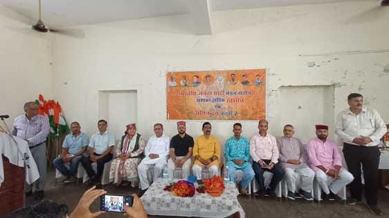 नादौन शहर में तिरंगा रैली निकालते हुए भाजपा पदाधिकारी व कार्यकर्ता। स्रोत : भाजपा
