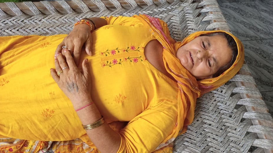 पोस्टमार्टम हाउस पर मृतक जसवंत सिंह का शव लेने पहुंचे परिजन। संवाद