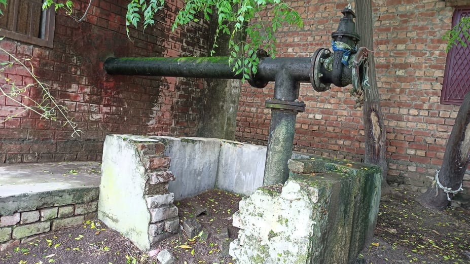 पोस्टमार्टम हाउस पर मृतक जसवंत सिंह का शव लेने पहुंचे परिजन। संवाद