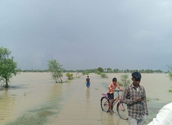 रामगंगा में पानी कम होने से बाजार से सामान लाते ग्रामीण। संवाद रामगंगा में पानी कम होने से बाजार से सामान लाते ग्रामीण। संवाद