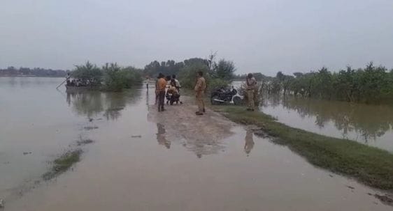 रामगंगा में पानी कम होने से बाजार से सामान लाते ग्रामीण। संवाद रामगंगा में पानी कम होने से बाजार से सामान लाते ग्रामीण। संवाद