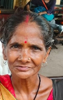 रामपुर जाने के को बस में चढ़तीं बहने। संवाद रामपुर जाने के को बस में चढ़तीं बहने। संवाद