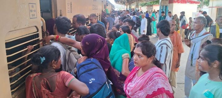रामपुर जाने के को बस में चढ़तीं बहने। संवाद रामपुर जाने के को बस में चढ़तीं बहने। संवाद