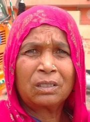 रामपुर जाने के को बस में चढ़तीं बहने। संवाद रामपुर जाने के को बस में चढ़तीं बहने। संवाद