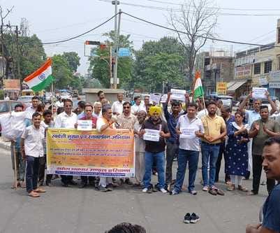 शहीद भगत सिंह चौक पर स्वदेशी स्वालंब अभियान के दौरान नारेबाजी करते व्यापारी। संवाद