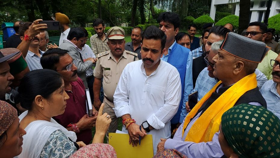 श्रीभीमाकाली मंदिर न्यास सराहन एंव अन्य मंदिर समूह की वार्षिक बैठक में अध्यक्षता करते लोक निर् श्रीभीमाकाली मंदिर न्यास सराहन एंव अन्य मंदिर समूह की वार्षिक बैठक में अध्यक्षता करते लोक निर्