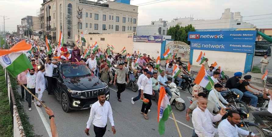 तिरंगा यात्रा में शामिल शिक्षा मंत्री महिपाल ढांडा और मेयर कोमल सैनी। संवाद तिरंगा यात्रा में शामिल शिक्षा मंत्री महिपाल ढांडा और मेयर कोमल सैनी। संवाद