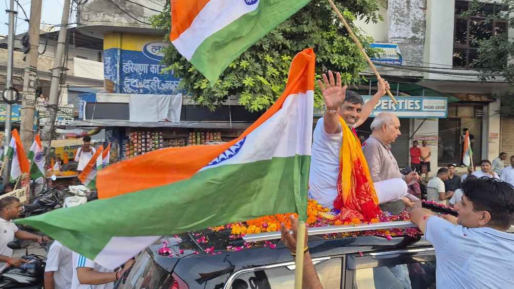 तिरंगा यात्रा में शामिल शिक्षा मंत्री महिपाल ढांडा और मेयर कोमल सैनी। संवाद तिरंगा यात्रा में शामिल शिक्षा मंत्री महिपाल ढांडा और मेयर कोमल सैनी। संवाद
