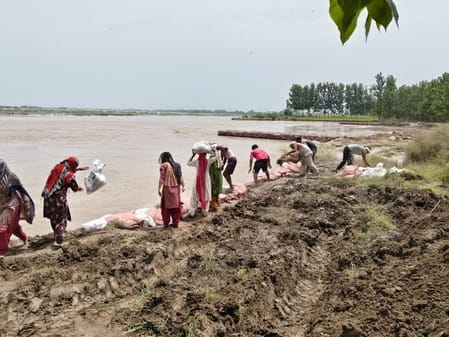 यमुना में तटबंध के लिए लगाए जा रहे मिट्टी के कट्टे। संवाद