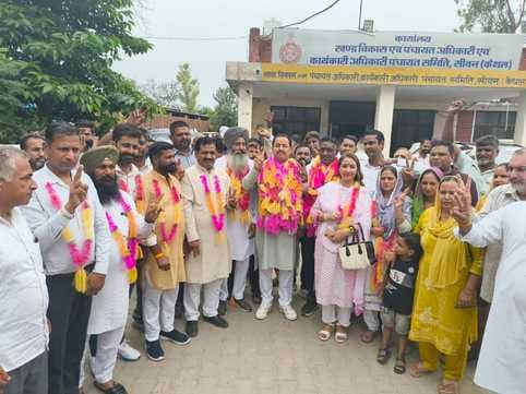13 सीवन। खंड कार्यालय में जीत का प्रमाण पत्र देते निर्वाचन अधिकारी