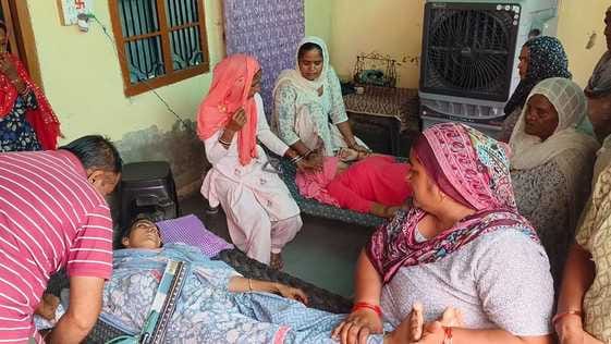 36 कैथल। ड्योढ़ खेड़ी में मकान में लगी आग बुझाते दमकल विभाग के कर्मी। संवाद 36 कैथल। ड्योढ़ खेड़ी में मकान में लगी आग बुझाते दमकल विभाग के कर्मी। संवाद