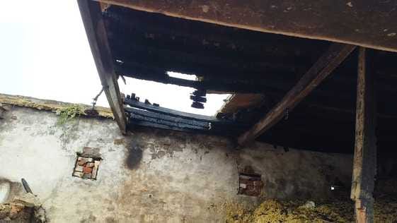36 कैथल। ड्योढ़ खेड़ी में मकान में लगी आग बुझाते दमकल विभाग के कर्मी। संवाद 36 कैथल। ड्योढ़ खेड़ी में मकान में लगी आग बुझाते दमकल विभाग के कर्मी। संवाद