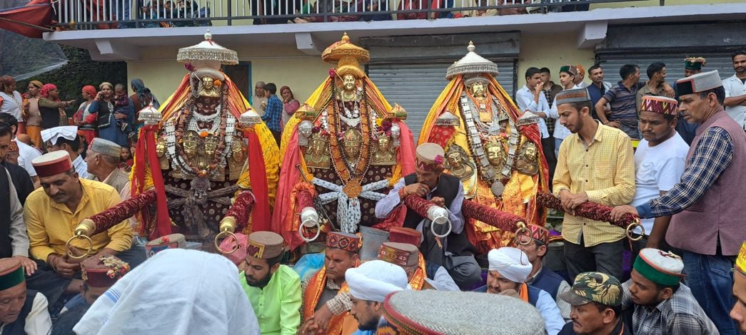 आनी के कुंईर गांव में व्यास ऋषि कुंईर और खोड़ू देवता के सानिध्य में आयोजित मेला में उमडी लोगों आनी के कुंईर गांव में व्यास ऋषि कुंईर और खोड़ू देवता के सानिध्य में आयोजित मेला में उमडी लोगों