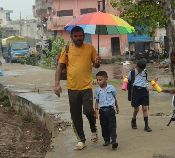अंबाला में हो रही बूंदाबांदी के दौरान भीगते हुए घर जाती छात्राएं। संवाद