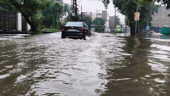 बर्तन बाजार में हुए जलभराव में खराब हुई एक्टिवा को लेकर जाता व्यक्ति। संवाद बर्तन बाजार में हुए जलभराव में खराब हुई एक्टिवा को लेकर जाता व्यक्ति। संवाद