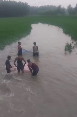 बर्तन बाजार में हुए जलभराव में खराब हुई एक्टिवा को लेकर जाता व्यक्ति। संवाद बर्तन बाजार में हुए जलभराव में खराब हुई एक्टिवा को लेकर जाता व्यक्ति। संवाद