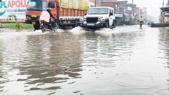 बर्तन बाजार में हुए जलभराव में खराब हुई एक्टिवा को लेकर जाता व्यक्ति। संवाद बर्तन बाजार में हुए जलभराव में खराब हुई एक्टिवा को लेकर जाता व्यक्ति। संवाद