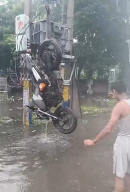 बर्तन बाजार में हुए जलभराव में खराब हुई एक्टिवा को लेकर जाता व्यक्ति। संवाद बर्तन बाजार में हुए जलभराव में खराब हुई एक्टिवा को लेकर जाता व्यक्ति। संवाद