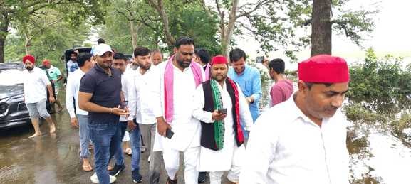 बाढ़ प्रभावित क्षेत्र का दौरा करते सपा कार्यकर्ता स्रोत स्वयं बाढ़ प्रभावित क्षेत्र का दौरा करते सपा कार्यकर्ता स्रोत स्वयं