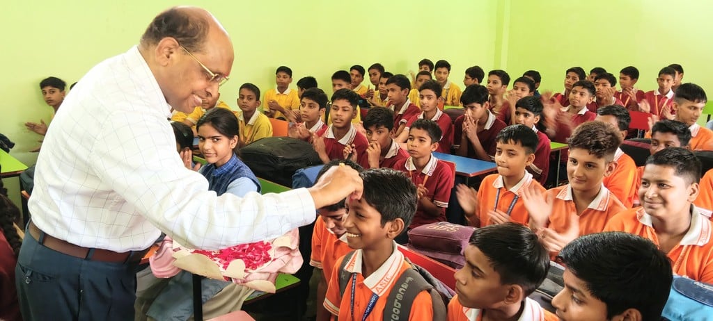 ए एस इंटर कालेज में मेधावी छात्रों को सम्मानित करते संयुक्त शिक्षा निदेशक। (मवाना) ए एस इंटर कालेज में मेधावी छात्रों को सम्मानित करते संयुक्त शिक्षा निदेशक। (मवाना)