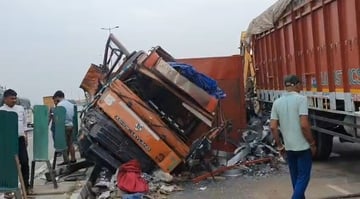 एलिवेटेड हाईवे पर लगा जाम।