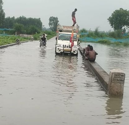 फोटो-27-पनपथा गांव में नाव के सहारे सामान लाते ग्रामीण। संवाद फोटो-27-पनपथा गांव में नाव के सहारे सामान लाते ग्रामीण। संवाद