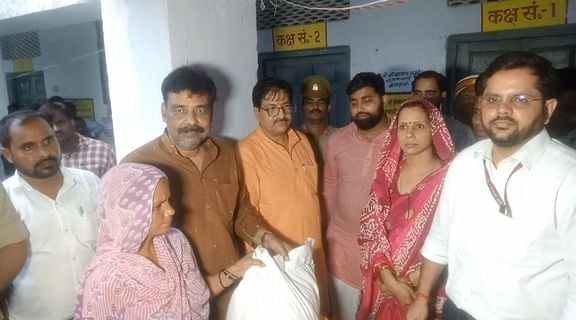फोटो-27-पनपथा गांव में नाव के सहारे सामान लाते ग्रामीण। संवाद फोटो-27-पनपथा गांव में नाव के सहारे सामान लाते ग्रामीण। संवाद