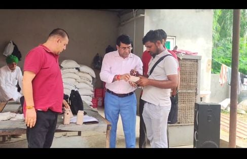 फोटो 33: सोनीपत के गांव बड़वासनी में घेवर के नमूनों को सील करते खाद्य सुरक्षा अधिकारी डॉ. बीरे