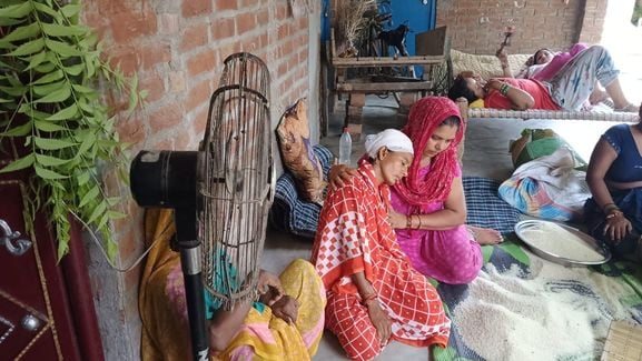 फोटो नंबर-30- धमियाना गांव में तैनात पुलिस। संवाद