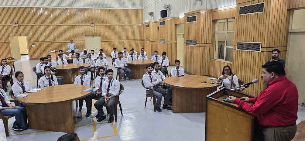 हमीरपुर की टेक्निकल यूविवर्सिटी के छात्र उत्पादन प्रक्रिया को समझते हुए। स्त्रोत:उद्योग प्रबंध हमीरपुर की टेक्निकल यूविवर्सिटी के छात्र उत्पादन प्रक्रिया को समझते हुए। स्त्रोत:उद्योग प्रबंध