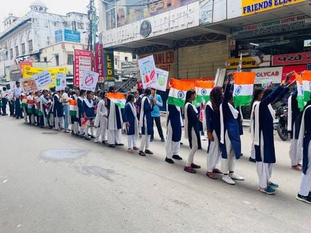 हर घर तिरंगा अभियान में रैली निकालते बच्चे हर घर तिरंगा अभियान में रैली निकालते बच्चे
