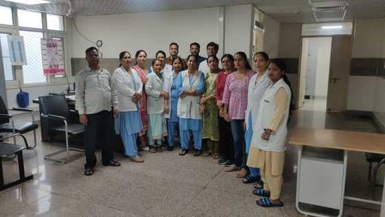 इलाज के इंतजार में बैठे मरीज व उनके तीमारदार। संवाद इलाज के इंतजार में बैठे मरीज व उनके तीमारदार। संवाद